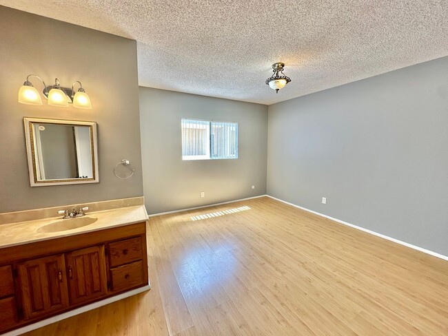 Building Photo - Spacious 2 Bedroom Condo with Garage in No...