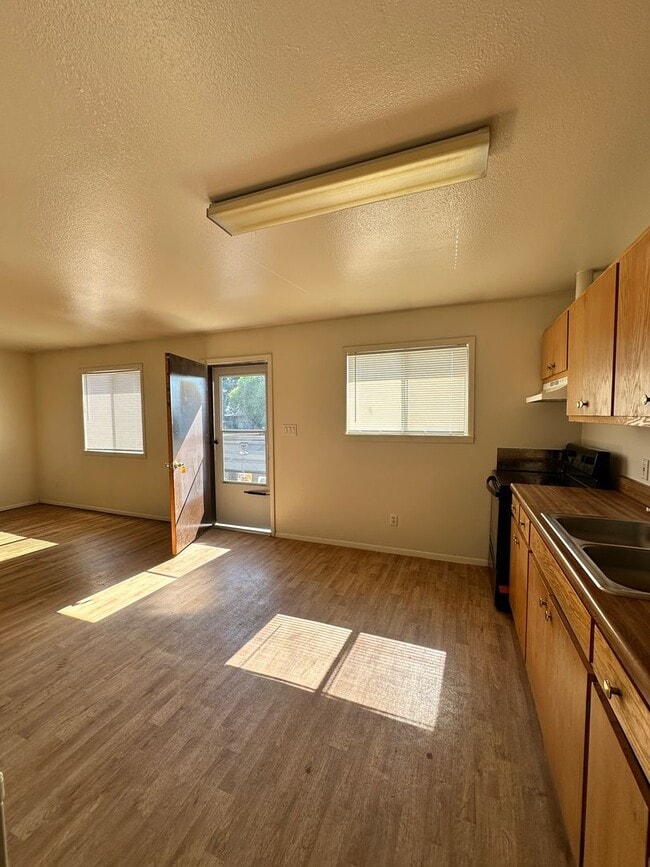 Building Photo - 1406 Saiz Ln