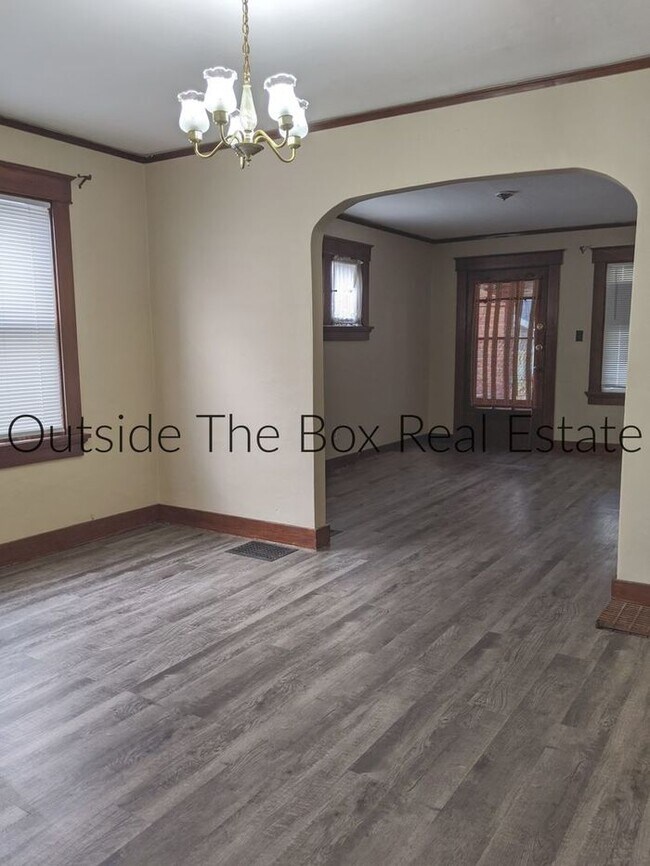 Building Photo - Duplex with Central Air in Belmont!