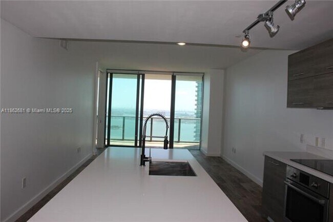 Foto del edificio - 650 NE 32nd St