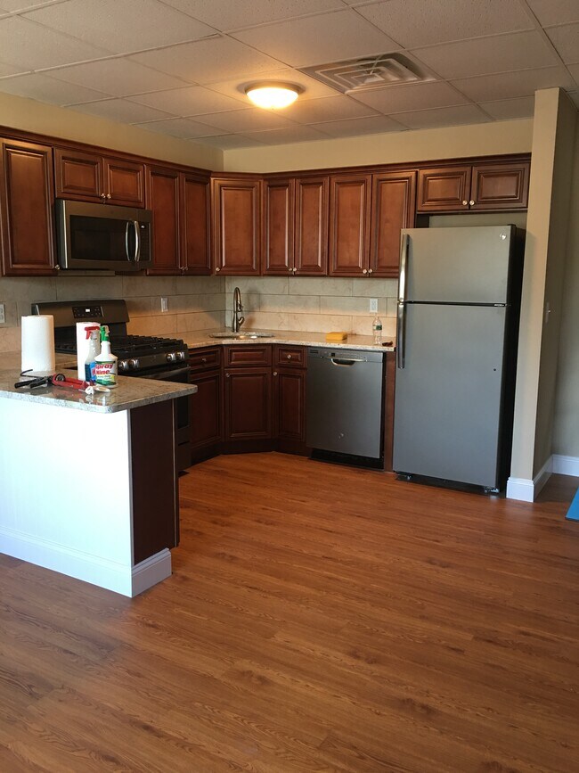 Kitchen w granite countertops - 36 Riverside Sq