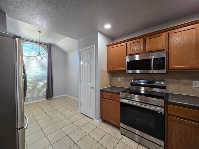 Foto del edificio - NEW IN MANAGEMENT - AVAILABLE NOW!