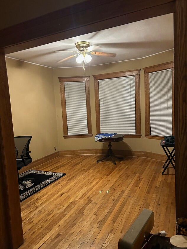 Living Room - 1075 Lakepointe St