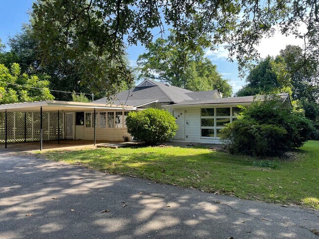 Foto del edificio - 4BR Home off Jefferson Rd