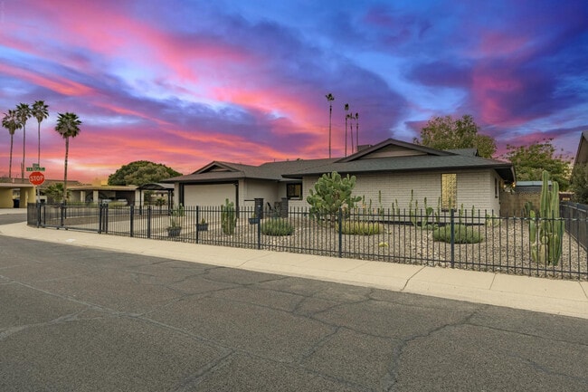 Building Photo - 617 E Ellis Dr