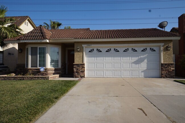Building Photo - 3 Bedrooms with big backyard