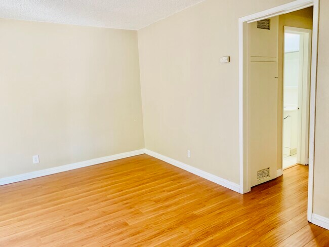 Building Photo - 1425 W Stoneridge Ct