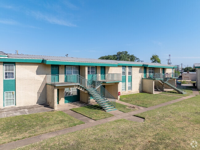 Foto principal - Lake Air Green Apartments