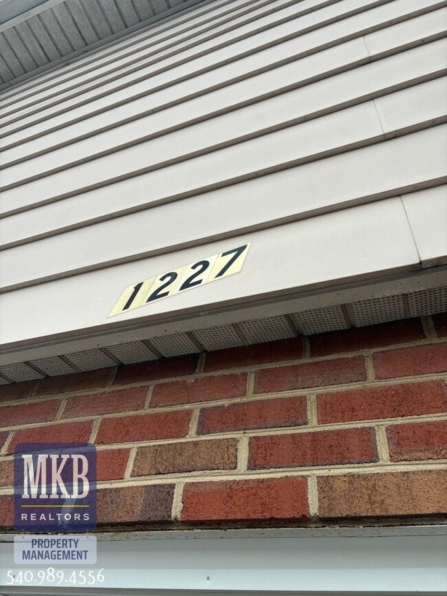 Building Photo - Ruddell Road Triplex