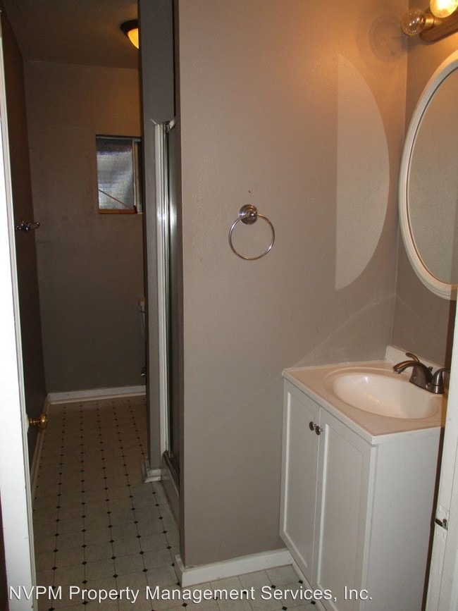 Building Photo - 1050 1/2 E 8th St