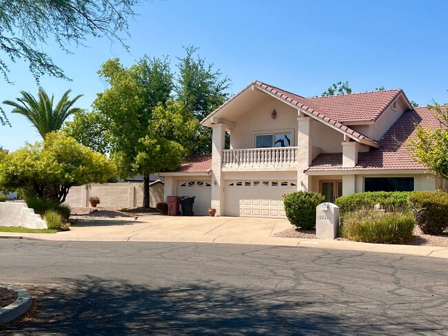 Building Photo - Stunning Cul-de-Sac Home with Remodeled In...