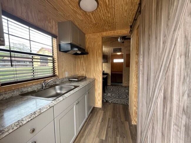 Foto del edificio - 7169 Strawberry Rd