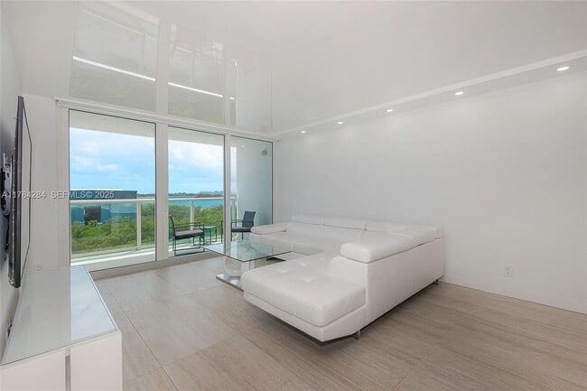 Building Photo - 100 Bayview Dr