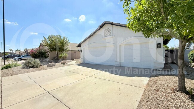 Photo - 1123 E Betsy Ln House