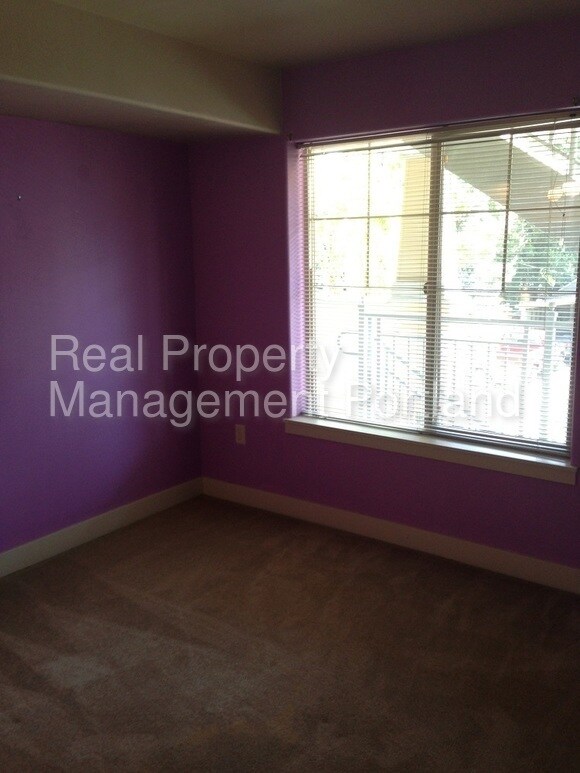 Building Photo - 9837 NE Irving St