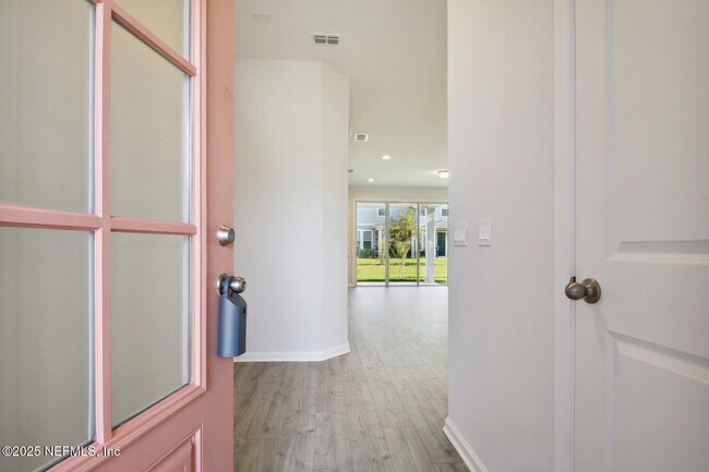 Foto del edificio - 95 Pinebury Ln