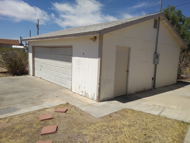 Foto del edificio - Double Wide on a Double Lot w/detached Gar...