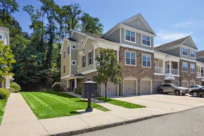 End Unit - 401 Waterview Ct Townhome