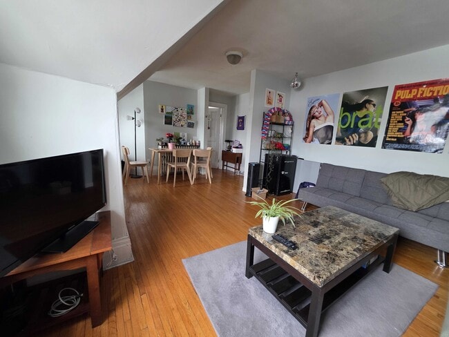 Building Photo - 104 Wellington St