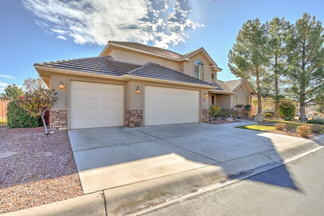 Foto del edificio - Beautiful St. George Home - Community Pool...