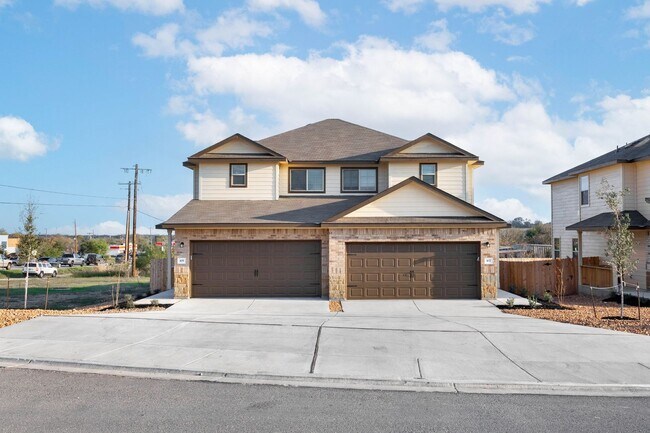 Building Photo - 3 Bedroom, 2.5 Bathroom Duplex in New Brau...