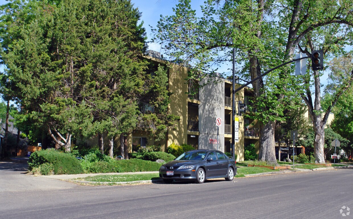 Building Photo - Salud Condominiums