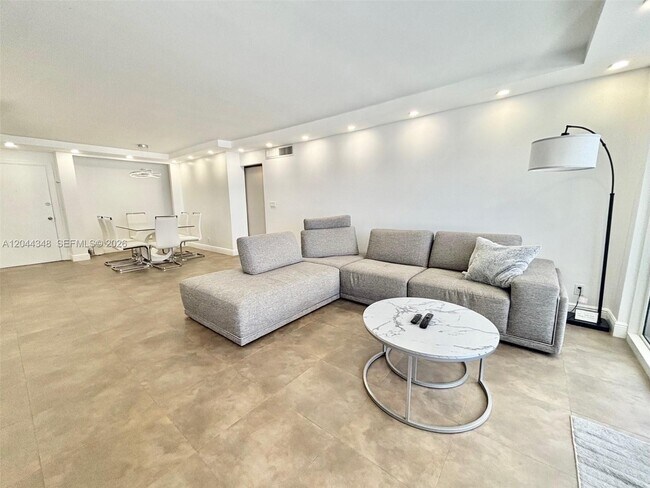 Building Photo - 2030 S Ocean Dr