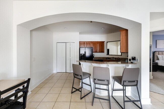 Building Photo - 20050 Oak Rd E