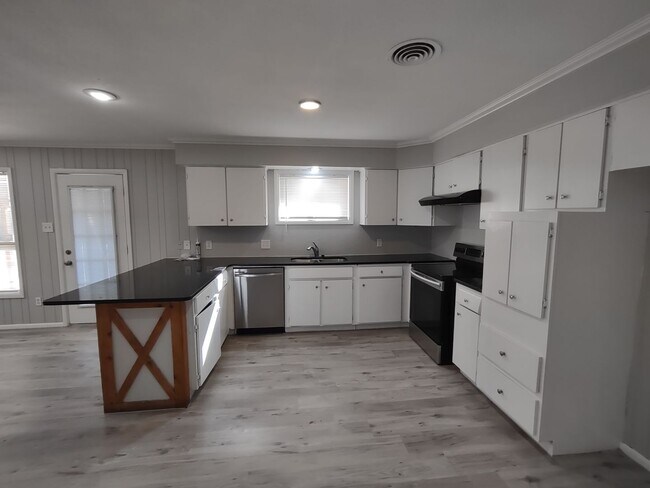 Foto del edificio - Large Updated 4 Bedroom Home Off University