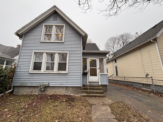 Building Photo - 4 Bedroom 2 Bath Single Family Home W/Garage!