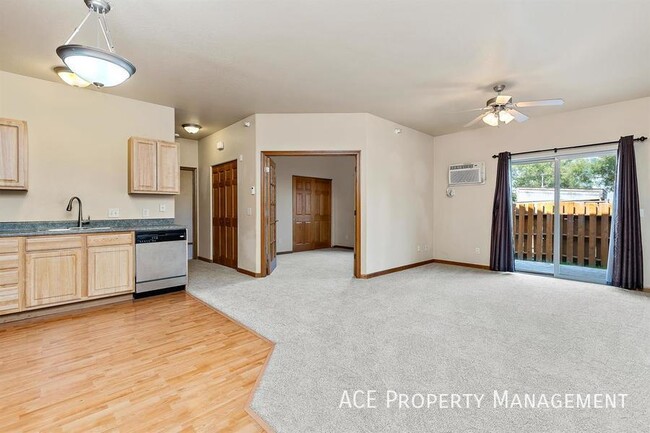 Building Photo - 1632 Evergreen Dr