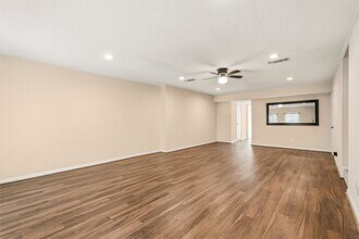 Building Photo - 496 N Post Oak Ln