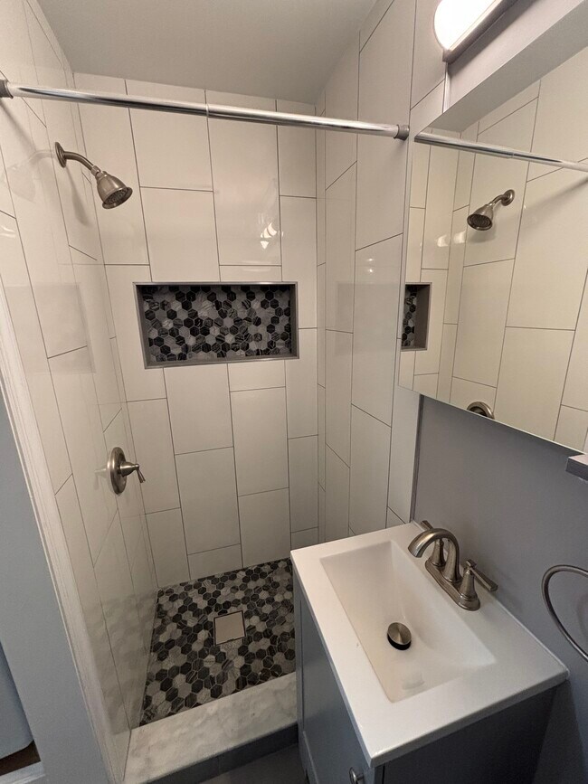 Foto del edificio - 589 Bramhall Ave