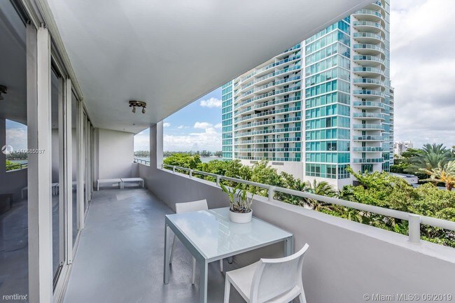 Building Photo - 2 br, 0.5 bath  - 2025 Brickell Ave Apt 806B