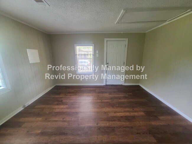 Building Photo - SECTION 8 ACCEPTED