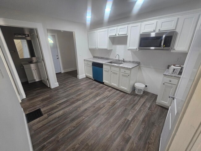 Building Photo - 915 E Albert St