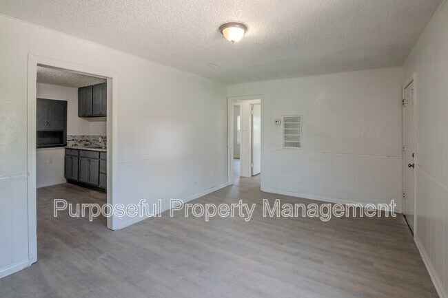 Foto del edificio - 2300 Miramar Blvd