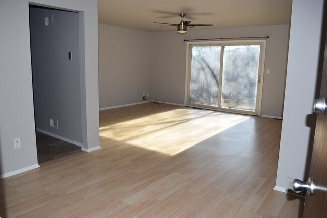Building Photo - BEST PRICE IN ROYAL OAK 3 BEDROOM 2 BATHROOM FLAT!