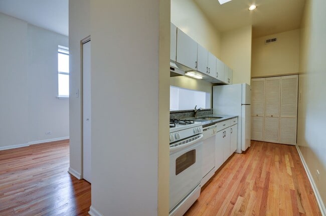 Building Photo - 3257 N Sheffield Ave
