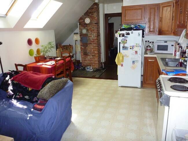 Main room/kitchen 2 - 22 Adelaide St