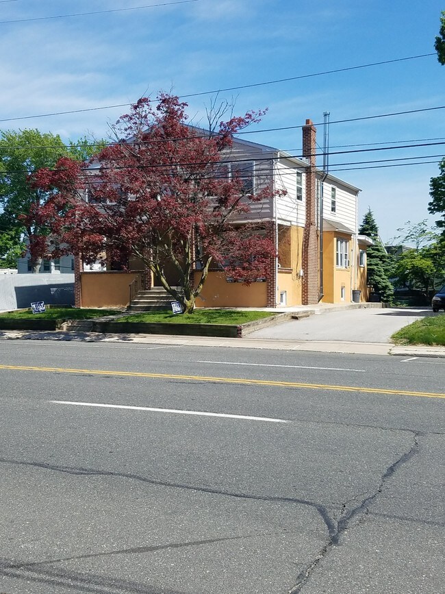 FRENTE - 207 N Chester Pike