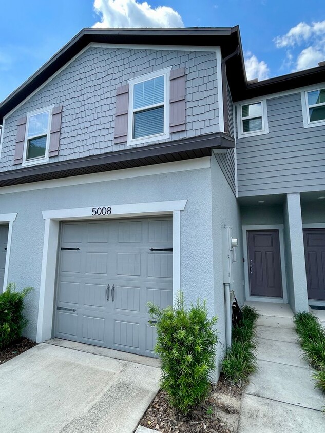 Primary Photo - 2 Bedroom 2.5 Bathroom Townhouse in Gated ...