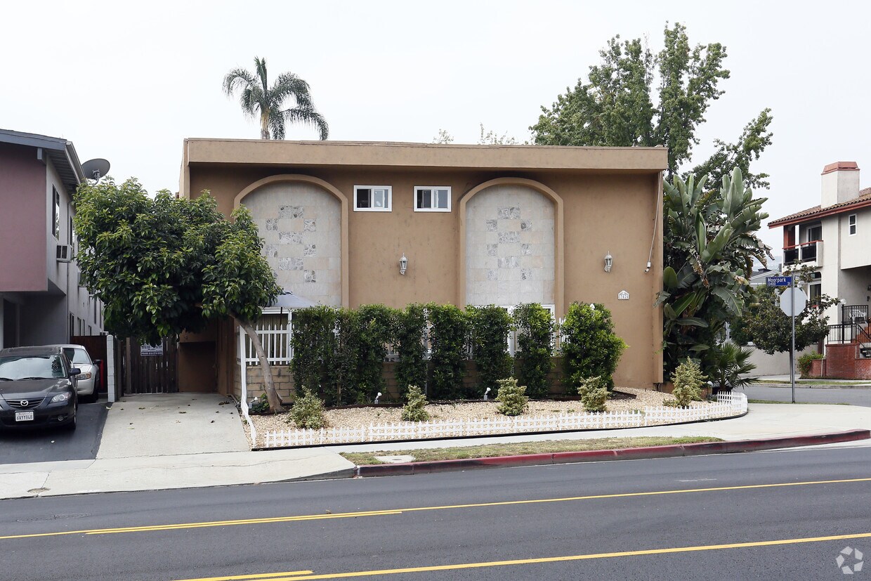 Building Photo - 13424 Moorpark St
