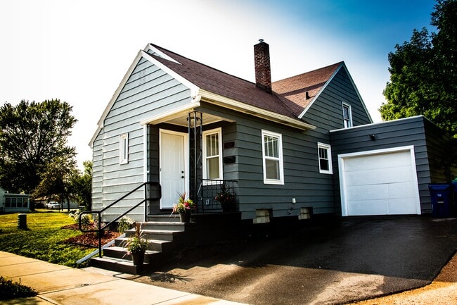 Building Photo - 216 E Thomas St