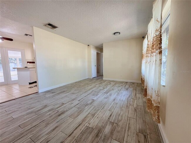 Foto del edificio - 7522 Laurel Springs Dr