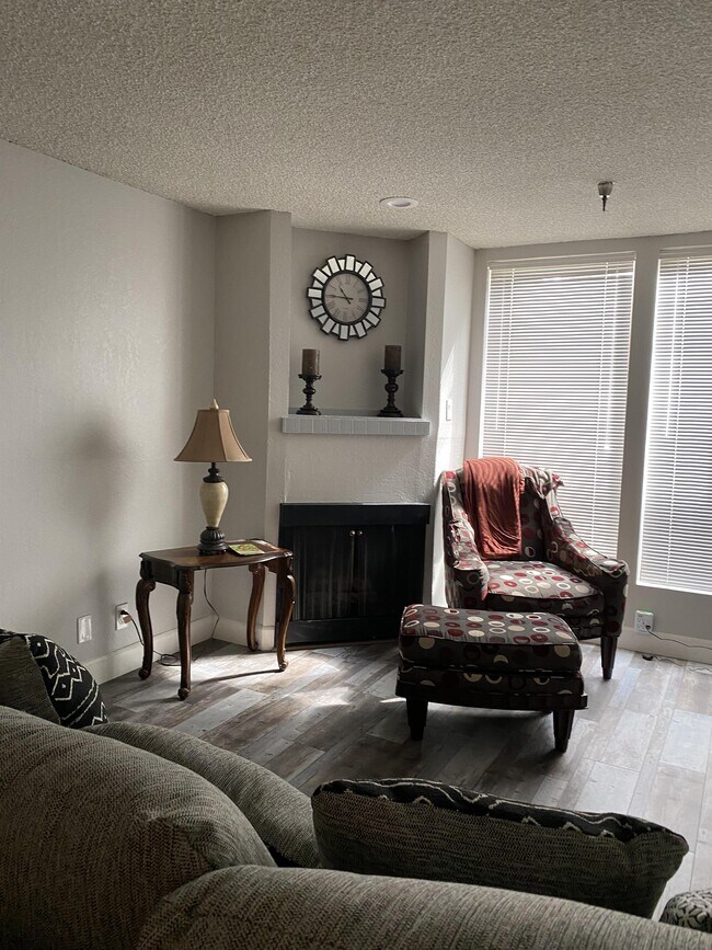 Foto del edificio - 4919 N Millbrook Ave