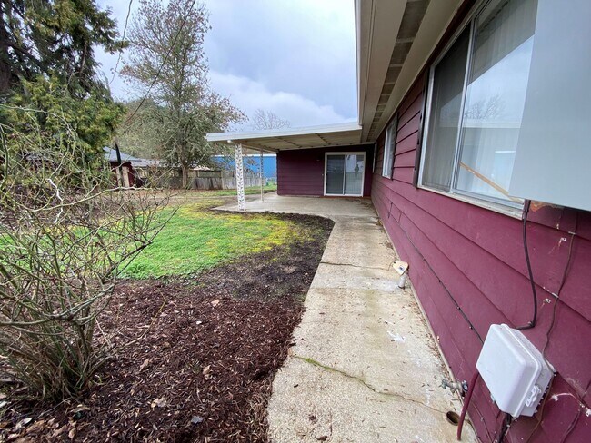 Foto del edificio - Large Four Bedroom House with a Yard!