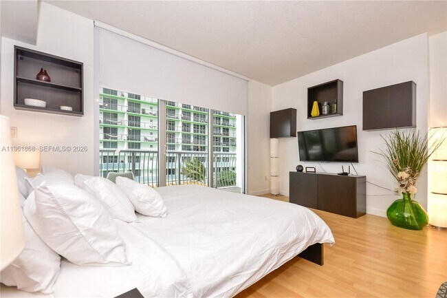 Building Photo - 1750 N Bayshore Dr