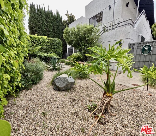 Foto del edificio - 805 N W Knoll Dr