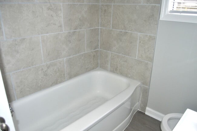 Building Photo - Newly Renovated 2/1 House!